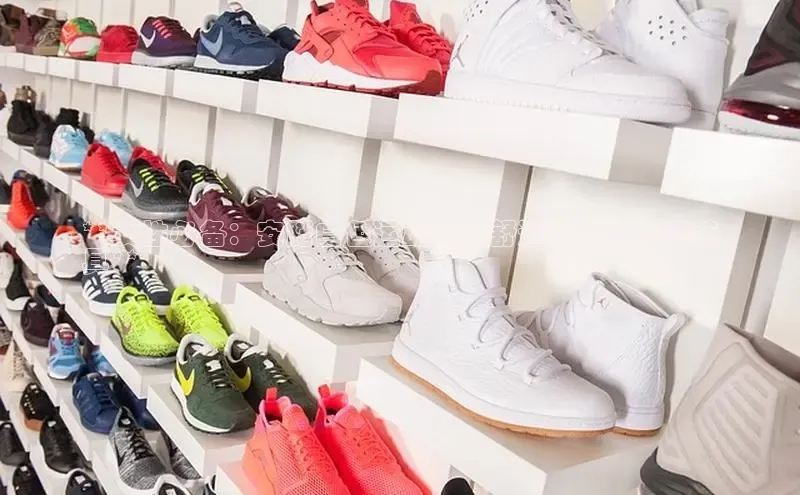 意昂三平台登录入口光魔科技**女性必备：安踏白色运动鞋，舒适性和时尚感兼
具**